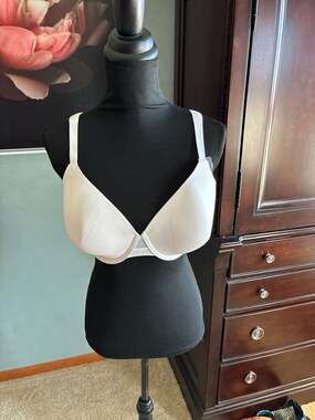 Modern Movement Wht Comfortable Cool Plunge Underwire Bra Size 40D A438